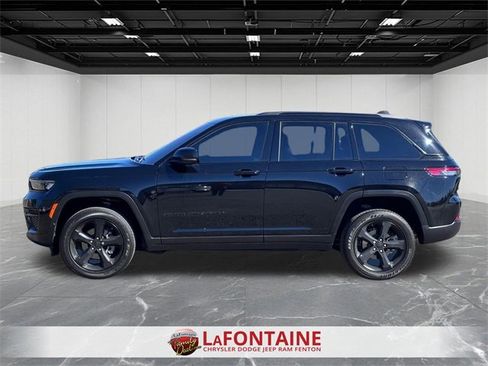Used 2025 Jeep Grand Cherokee Altitude image 2