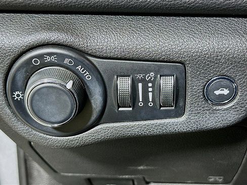 Used 2016 Chrysler 200 Limited image 10