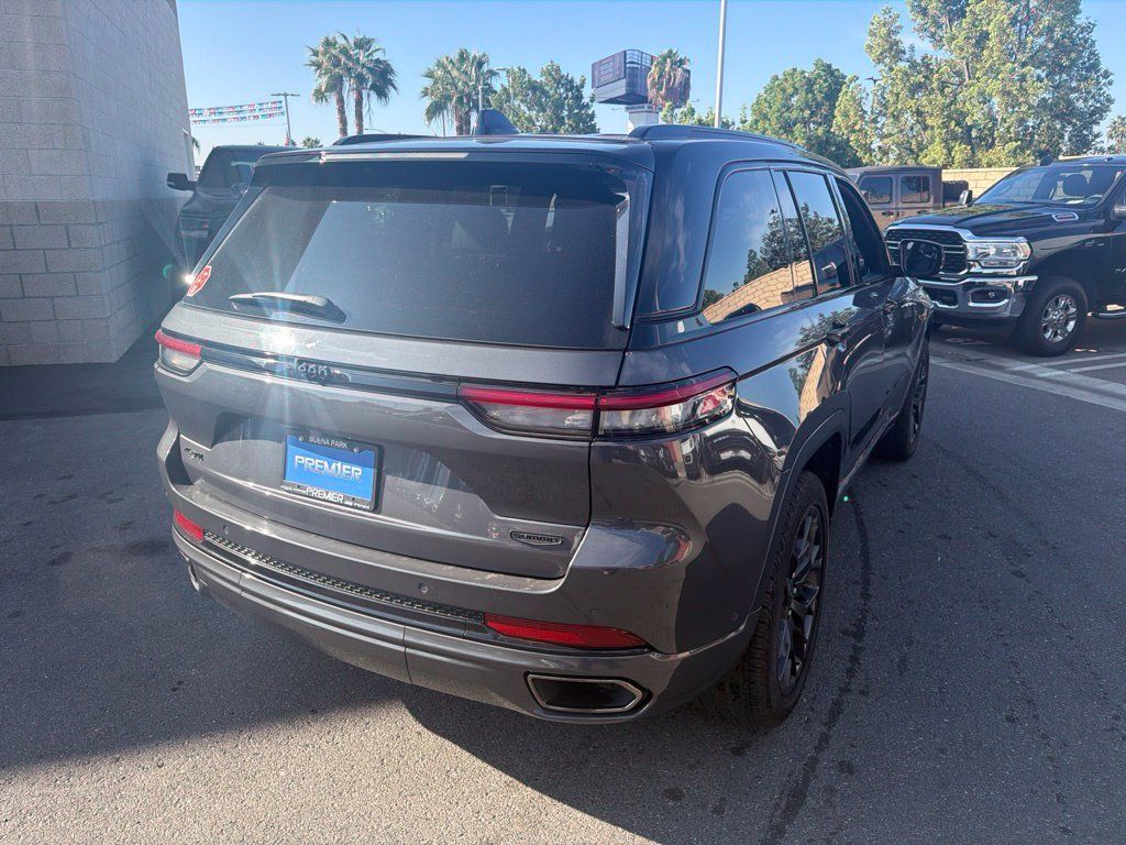 Used 2025 Jeep Grand Cherokee Summit w/ Obsidian Package AWD/4WD image 5