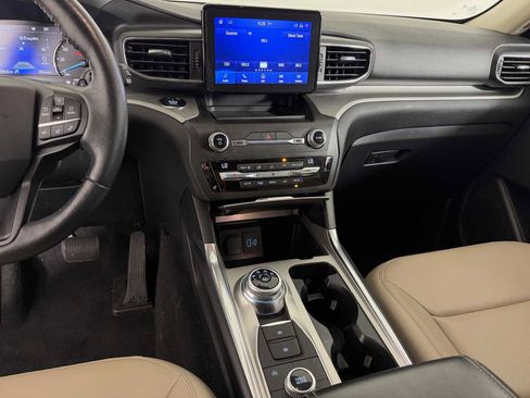 Used 2020 Ford Explorer XLT w/ Equipment Group 202A AWD/4WD image 28