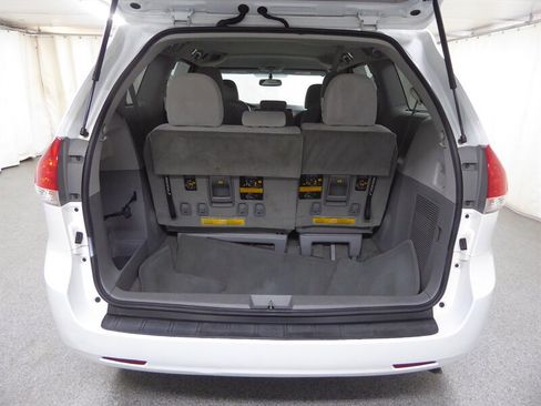Used 2014 Toyota Sienna LE image 29