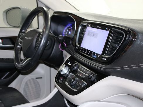 Used 2022 Chrysler Pacifica Limited FWD image 32