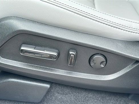 Used 2025 Honda Pilot Touring image 11