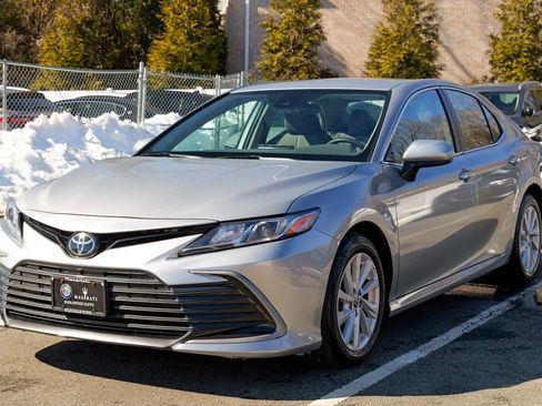 Used 2022 Toyota Camry LE w/ Carpet Mat Package (TMS) FWD image 3
