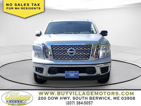 Used 2018 Nissan Titan SV w/ SV Convenience Package AWD/4WD image 2