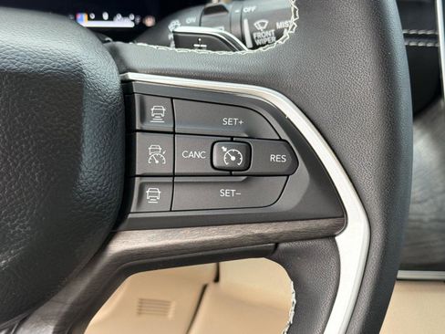 Used 2025 Jeep Grand Cherokee Limited AWD/4WD image 25