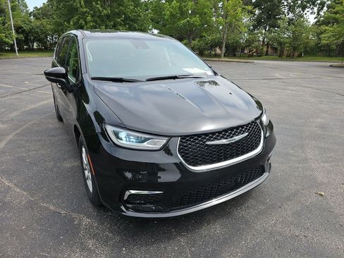 Used 2023 Chrysler Pacifica Touring-L FWD image 8