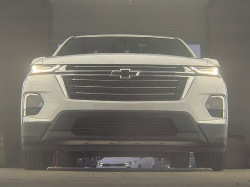 Used 2022 Chevrolet Traverse LT image 3