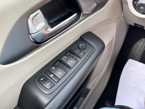 Used 2023 Chrysler Pacifica Touring-L FWD image 26