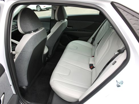 Certified 2025 Hyundai Elantra Limited FWD image 18
