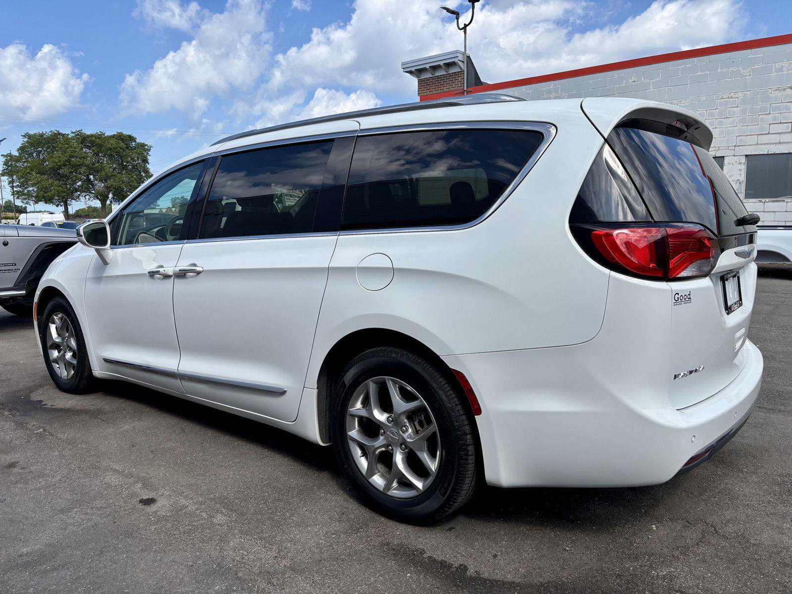 Used 2018 Chrysler Pacifica Limited FWD image 10