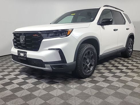 Certified 2025 Honda Pilot TrailSport image 12