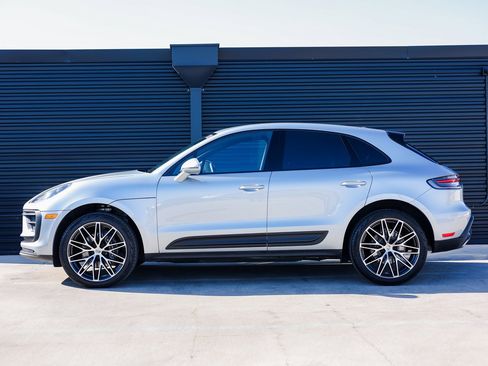 Certified 2025 Porsche Macan image 2