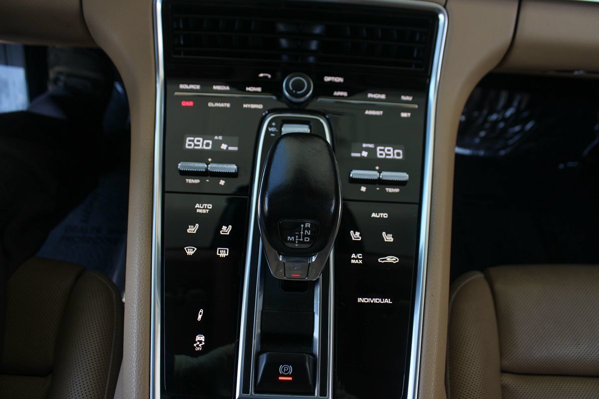 Used 2020 Porsche Panamera 4 E-Hybrid AWD/4WD image 31