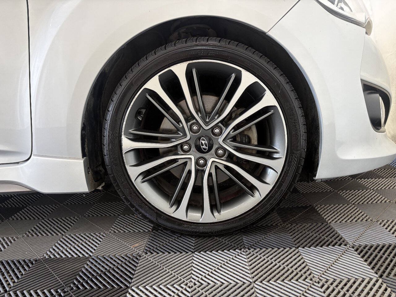 Used 2016 Hyundai Veloster Turbo FWD image 22