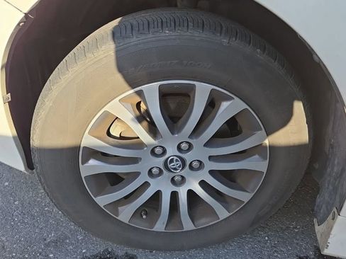 Used 2018 Toyota Sienna XLE Premium FWD image 2