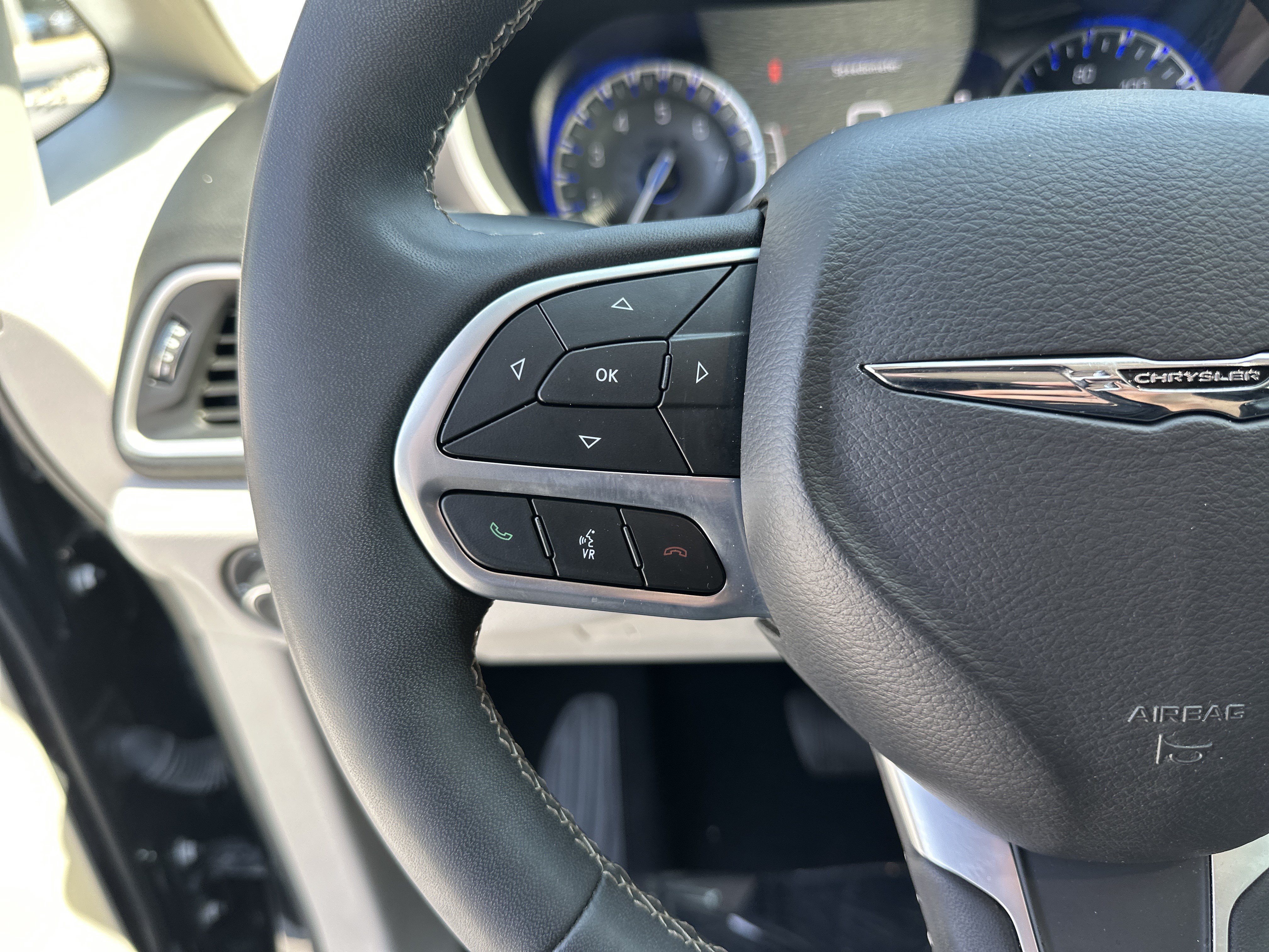 Used 2024 Chrysler Pacifica Touring-L FWD image 19