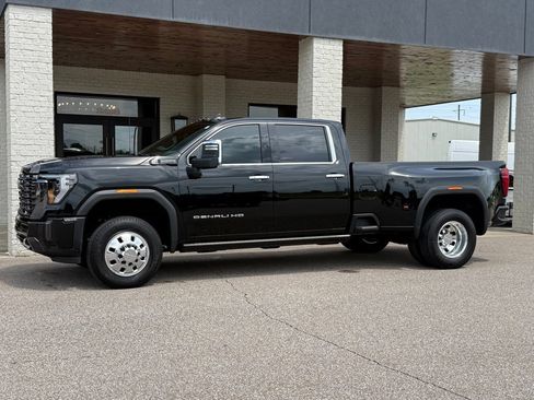 Used 2024 GMC Sierra 3500 Denali Ultimate AWD/4WD image 4