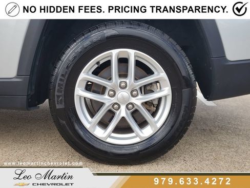 Used 2023 Jeep Grand Cherokee L Laredo RWD image 7