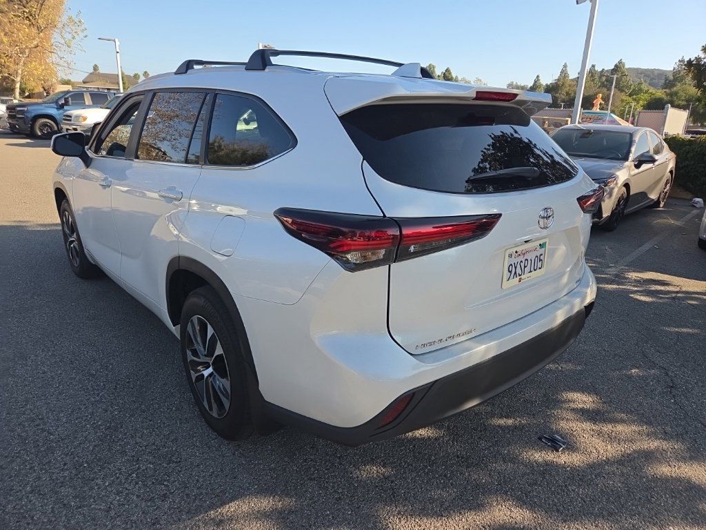 Used 2026 Toyota Highlander XLE AWD/4WD image 3