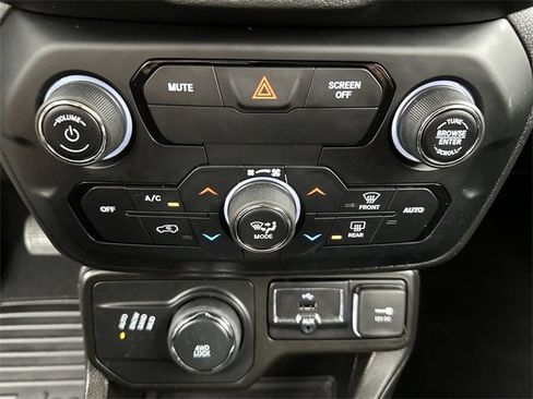 Used 2020 Jeep Renegade Latitude w/ Cold Weather Group image 18