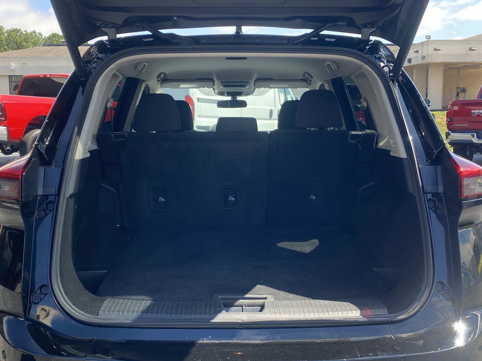 Used 2025 Nissan Rogue SV FWD image 6