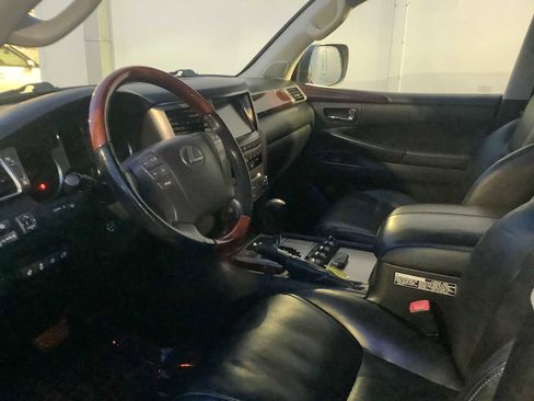 Used 2013 Lexus LX 570 4WD w/ Luxury Pkg image 3
