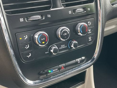 Used 2019 Dodge Grand Caravan SXT FWD image 34