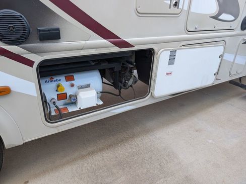 Used 2014 Ford F550 2WD Regular Cab Super Duty image 25