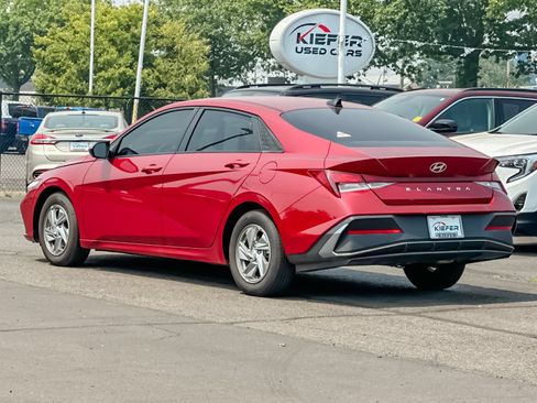 Used 2024 Hyundai Elantra SE FWD image 5