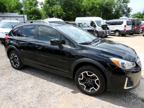 Used 2016 Subaru Crosstrek 2.0i Premium image 3