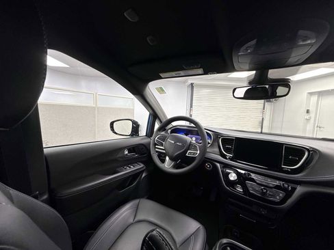 New 2026 Chrysler Pacifica Select FWD image 15