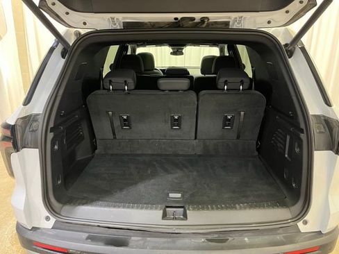 Used 2025 Chevrolet Traverse LT w/ Sun and Wheel Package image 11