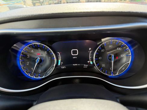 Used 2020 Chrysler Pacifica Limited FWD image 26