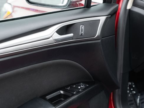 Used 2017 Ford Fusion SE image 19