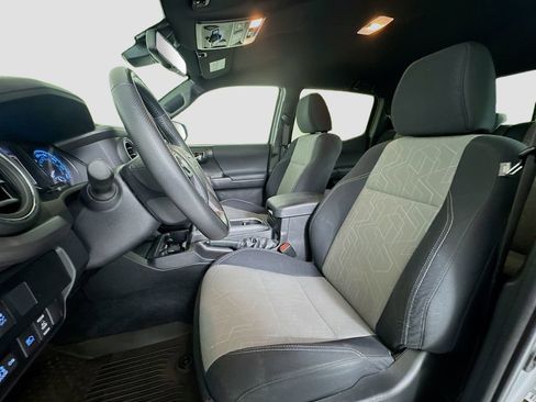 Used 2022 Toyota Tacoma TRD Off-Road w/ Technology Package image 11