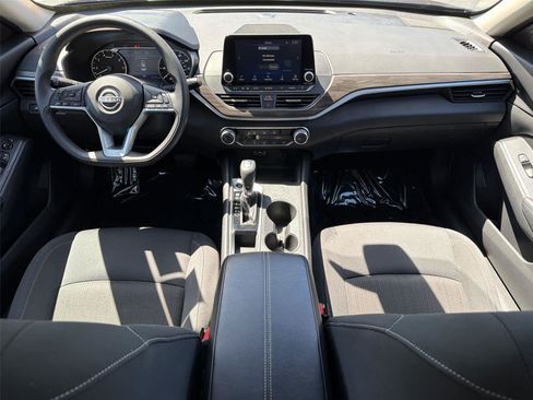 Used 2025 Nissan Altima 2.5 SV FWD image 11