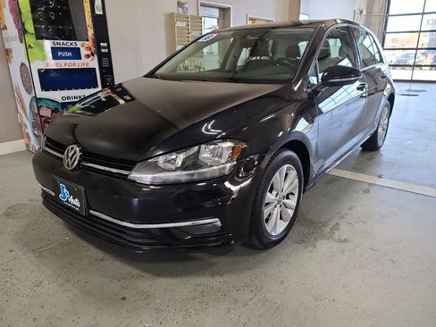Used 2018 Volkswagen Golf SE image 2