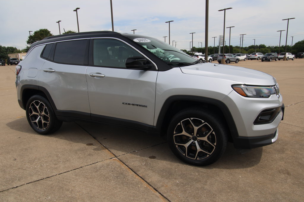 Used 2025 Jeep Compass Limited AWD/4WD image 3