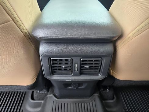 Used 2022 Toyota RAV4 LE AWD/4WD image 27