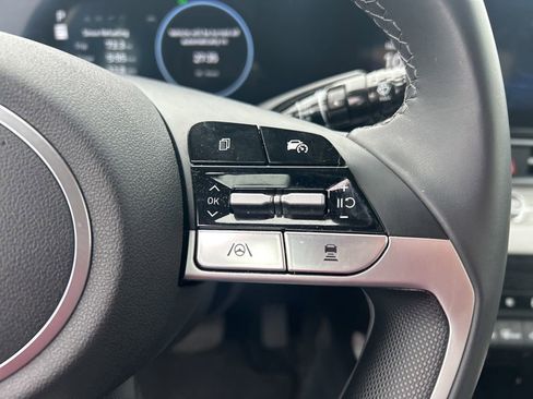Used 2025 Hyundai Elantra Limited FWD image 19
