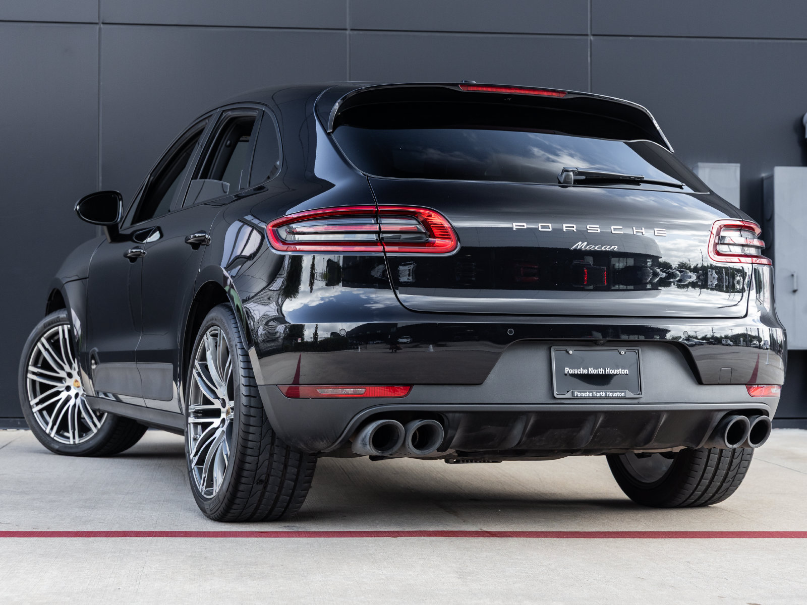 Used 2018 Porsche Macan Sport Edition AWD/4WD image 3