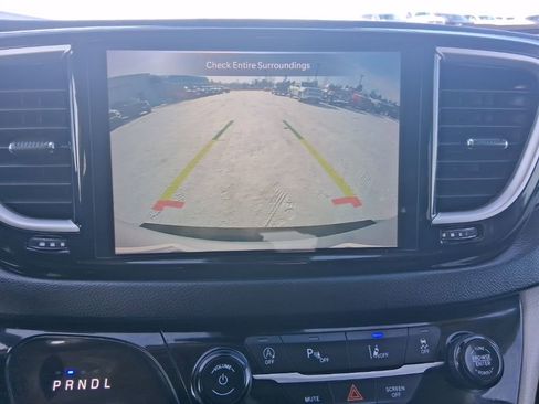 Used 2023 Chrysler Pacifica Touring-L image 28