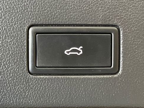 Certified 2025 Volkswagen Atlas Cross Sport SE image 6