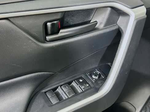 Used 2021 Toyota RAV4 LE FWD image 15