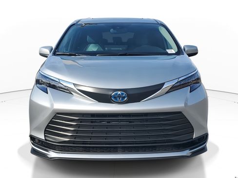 New 2025 Toyota Sienna LE image 2
