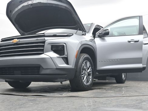 Used 2025 Chevrolet Traverse LT image 38