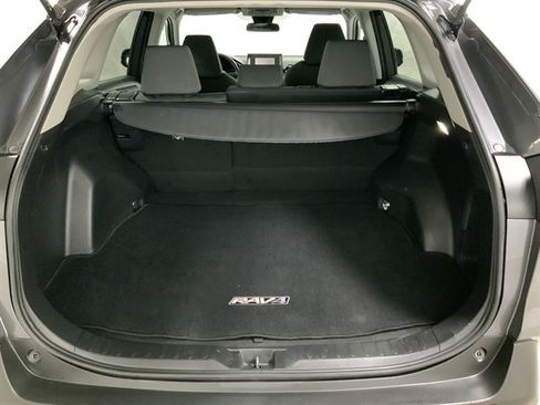 Used 2022 Toyota RAV4 XLE AWD/4WD image 9