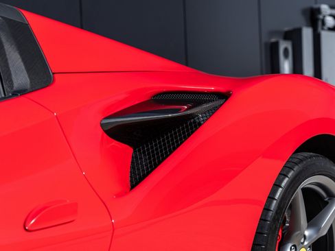 Used 2021 Ferrari F8 Tributo image 18