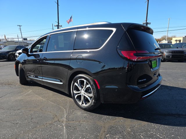Used 2025 Chrysler Pacifica Pinnacle FWD image 4